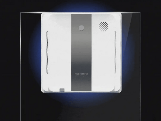 Fenêtre propre avec le nettoyeur automatique Foldora™ Hester M3 de B.D shop, outil intelligent pour un nettoyage facile et sans effort