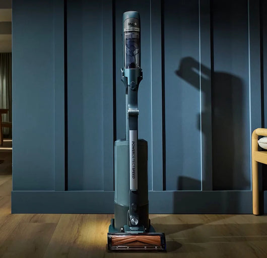 Aspirateur sans fil Foldora™ PowerClean de B.D shop, avec manche ergonomique et tête de nettoyage, prêt à l'emploi.