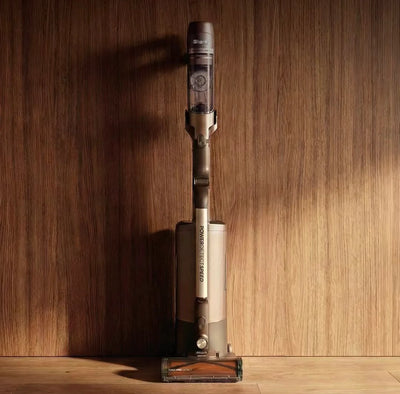 Aspirateur sans fil Foldora PowerClean de B.D shop, avec design compact et accessoires de nettoyage visibles.